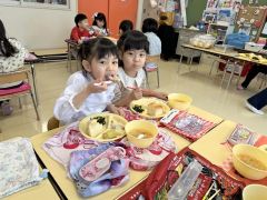 乳製品を使った給食を楽しむ帯広の森幼稚園の園児（帯広葵学園提供）