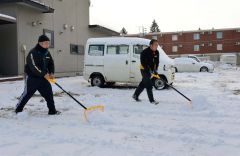駐車場の雪を除雪する請負業者（１７日午前９時ごろ、市内西１０南１９。金野和彦撮影）