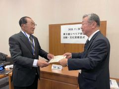 第９回シベリア抑留記録・文化賞の功労賞を受賞した吉田さん（左）（シベリア抑留体験を語る会札幌提供）