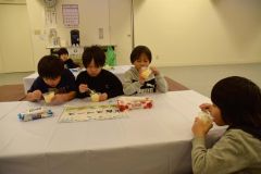 おやつのプリンを食べる子どもたち