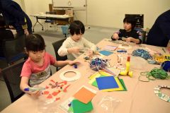 クリスマスリース作りを楽しむ子どもたち