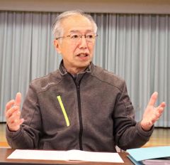 あいさつする坂口委員長