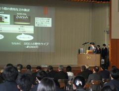 ４月から取り組んできた成果を発表する本別高校の２年生ら
