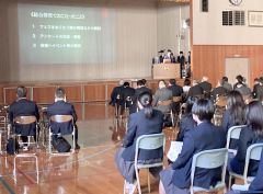 ４月から取り組んできた成果を発表する本別高校の２年生ら
