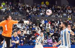 会場には１８９１人の大観衆が来場し、世界トップクラスの白熱した試合を観戦した（金野和彦撮影）