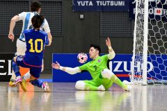 第１ピリオド、アルゼンチンのシュートをセーブする日本代表のＧＫ黒本ギレルメ（左）＝金野和彦撮影