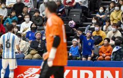 観客席に飛び込んだボールをキャッチし、アルゼンチンの選手に投げ返す、子ども（金野和彦撮影）