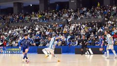 会場には１８９１人の大観衆が来場し、世界トップクラスの白熱した試合を観戦した（金野和彦撮影）