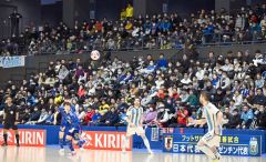 会場には１８９１人が大観衆が来場し、世界トップクラスの白熱した試合を観戦した（金野和彦撮影）