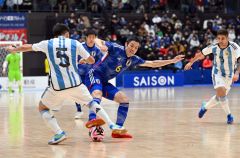 第１ピリオド、アルゼンチンの選手とボールを奪い合う日本代表の吉川智貴（中央手前、青色のユニホーム