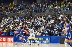 会場には１８９１人の大観衆が来場し、世界トップクラスの白熱した試合を観戦した（金野和彦撮影）