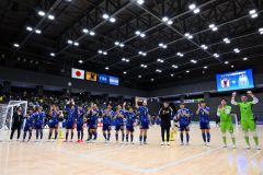 アルゼンチン代表に１－１で引き分けた日本代表。試合後、場内を回り観客席に手を振る選手たち（金野和彦撮影）