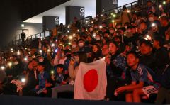 いよいよ試合開始。会場の照明が消え、来場者はスマートフォンのライトを照らし、選手の入場を華やかに演出した（金野和彦撮影）