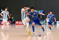 第２ピリオド、日本代表の清水和也が中盤でアルゼンチンの選手とボールを奪い合う（金野和彦撮影）