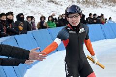 【男子２０００メートルリレー】優勝を決めた白樺学園のアンカー辻本楓芽主将がゴール後、仲間の声援にハイタッチで応える