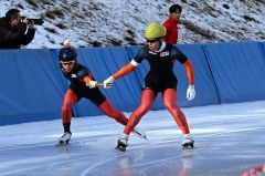 【男子２０００メートルリレー】白樺学園は２走・軍司冬馬（右）から３走・藤中秀斗（左）へバトンが渡る