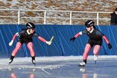 【女子２０００メートルリレー】帯三条の１走・奥秋静子（左）が２走・竹田真穂右）へバトンを渡す