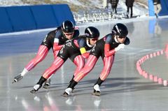 【女子団体追い抜き】３分３２秒４７のタイムで優勝した帯三条。右から小島楓、奥秋静子、河原莉緒