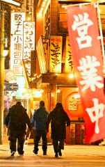 酒場に向かう人々（１５日、金野和彦撮影）