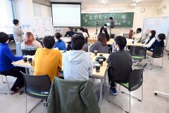 グループごとにビジネス案を発表する学生ら