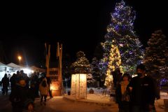高校生か中心になって準備した「めむくり」。多くの人たちが訪れ、クリスマス気分を味わった