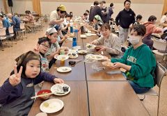 つきたての餅を味わう参加者