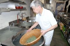 自慢の「よもぎそば」を調理する博さん