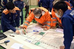 ＤＩＧで担当地区の構造を再確認する団員ら