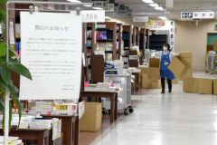 閉店した店内で、片付け作業を行う従業員（１８日）