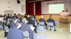 記念公演を聞く参加者
