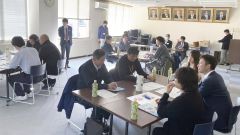 大雨時の災害を想定し意見を出し合う参加者たち