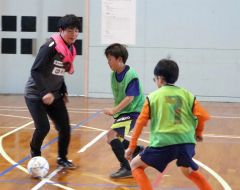 ゲームで交流する圓道さん(左)と児童