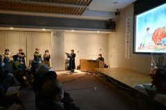 約６０人の来場者を前に帯広市の物語「赤べえ」を朗読する会員