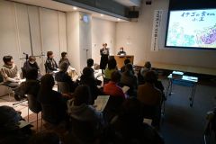 約６０人の来場者を前に朗読する会員