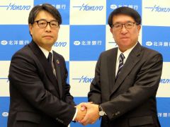 安田頭取（右）から津山新頭取（左）にバトンタッチする
