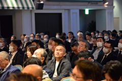 会場は来場者でびっしりだった