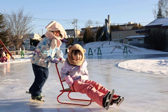 待ってた初滑り！　つくし幼稚園でリンク開き～師走スケッチ
