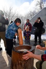 餅つきを楽しむ子ども