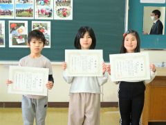 金賞の（左から）梶さん、本間さん、山角さん