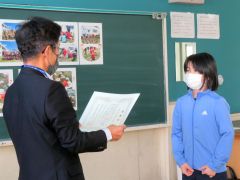 感謝状を受けとる本間さん