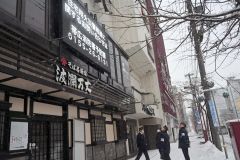 住宅用火災警報器設置や点検の啓発動画が流れる５番館ビルのデジタルサイネージ