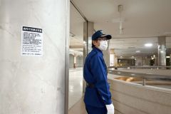 多くが空きテナントとなった同ビルで見回りをする警備員