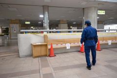 立入禁止措置が取られている２階のベンチ