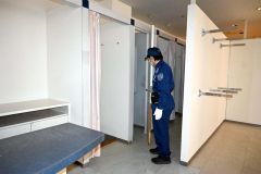 空きテナントには試着室のような暗がりも。警備員は隅々まで点検する。