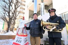 募金を呼び掛ける樋口牧師（右）