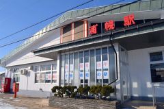「祝・開業１２０年」などの掲示物が貼られたＪＲ浦幌駅
