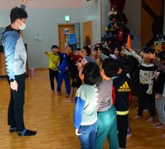 運動遊びを楽しむ園児