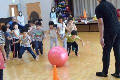 運動遊びを楽しむ園児