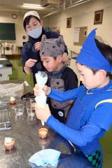 ミニピザやカップケーキ調理　大樹おやじの会が料理教室 3
