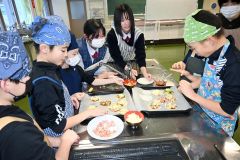 ミニピザやカップケーキ調理　大樹おやじの会が料理教室 4